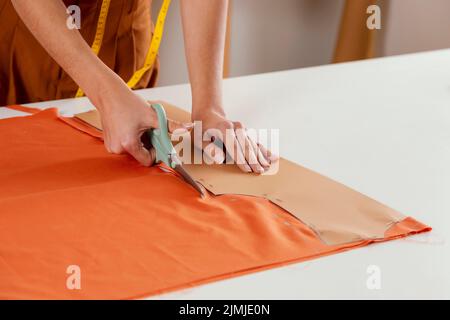 Nahaufnahme Hände schneiden Stoff Stockfoto