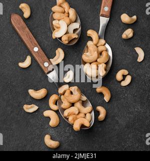 Nahaufnahme Löffel gefüllt mit gesunden rohen Cashewnüssen Stockfoto