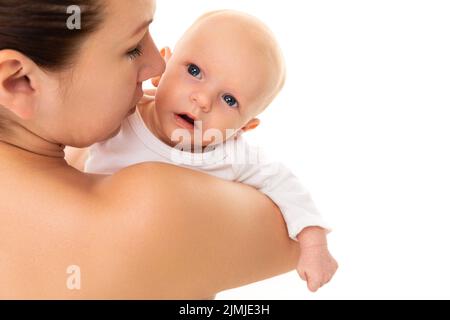 Baby in den Armen einer zärtlich liebenden Mutter auf weißem Hintergrund, Babygesundheit in den ersten Tagen der Geburt, Impfungen und Impfungen Stockfoto