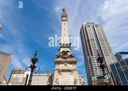 Indianapolis, Indiana - Vereinigte Staaten - 29.. Juli 2022: Das Matrosen- und Soldatendenkmal, erbaut 1888, in der Innenstadt von Indianapolis auf einer wunderschönen Summe Stockfoto