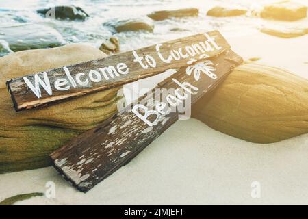 Holzschild mit Schriftzug am Strand Stockfoto