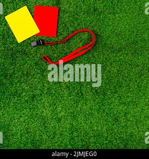 Fußball-Komposition mit rot-gelben Karten Stockfoto