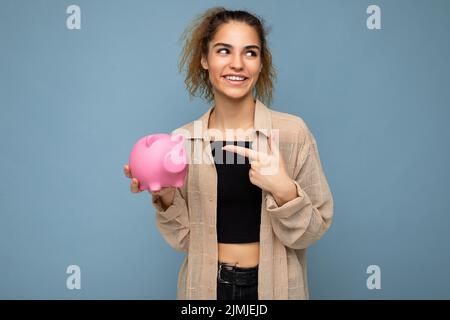 Porträt von glücklich positiv lächelnd junge attraktive Brünette lockige Frau mit aufrichtigen Emotionen tragen stilvolle beige Hemd isola Stockfoto