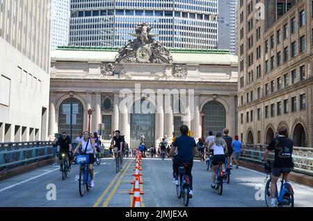 New York, Usa. 06. August 2022. Die New Yorker fahren auf der Park Avenue in der Nähe von Grand Central während der autofreien „Summer Streets“ entlang der Park Avenue in New York City. (Foto von Ryan Rahman/Pacific Press) Quelle: Pacific Press Media Production Corp./Alamy Live News Stockfoto