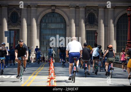 New York, Usa. 06. August 2022. Während der autofreien „Summer Streets“ entlang der Park Avenue in New York City werden die New Yorker beim Spazierengehen und Fahrradfahren um die Park Avenue in der Nähe von Grand Central gesehen. (Foto von Ryan Rahman/Pacific Press) Quelle: Pacific Press Media Production Corp./Alamy Live News Stockfoto