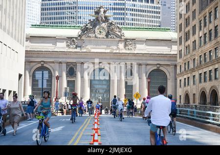New York, Usa. 06. August 2022. Die New Yorker fahren auf der Park Avenue in der Nähe von Grand Central während der autofreien „Summer Streets“ entlang der Park Avenue in New York City. (Foto von Ryan Rahman/Pacific Press) Quelle: Pacific Press Media Production Corp./Alamy Live News Stockfoto
