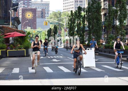 New York, Usa. 06. August 2022. Während der autofreien „Summer Streets“ entlang der Park Avenue in New York City werden die New Yorker auf der Park Avenue in der Nähe des Union Square beim Radfahren beobachtet. (Foto von Ryan Rahman/Pacific Press) Quelle: Pacific Press Media Production Corp./Alamy Live News Stockfoto