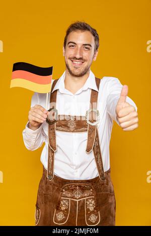 Vorderansicht Mann mit deutscher Flagge Stockfoto