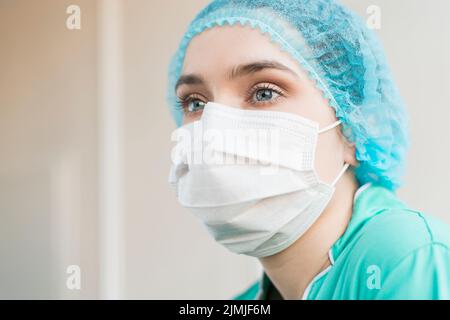 Niederwinklige Krankenschwester mit Maske Krankenhaus Stockfoto