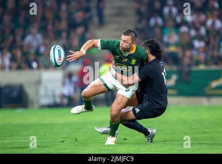 Mbombela, Nelspruit, Südafrika. 6.. August 2022. Handre Pollard lässt den Ball in einem Tackle von All Black Reiko Ioane während der Castle Lager Rugby Championship in Mbombela, Nelspruit Credit: AfriPics.com/Alamy Live News Stockfoto