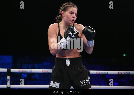 Sheffield, Großbritannien. 07. August 2022. Utilita Arena Sheffield, Sheffield, South Yorkshire, 6.. August 2022 Sandy Ryan (Schwarze Shorts) gegen Erica Farias (Gold/Schwarze Shorts) kämpft in der Matchroom NXTGEN Fight Night in der utilita Arena in Sheffield um den WBC International Female Super-Lightweight Title. Kredit: Touchlinepics/Alamy Live Nachrichten Stockfoto