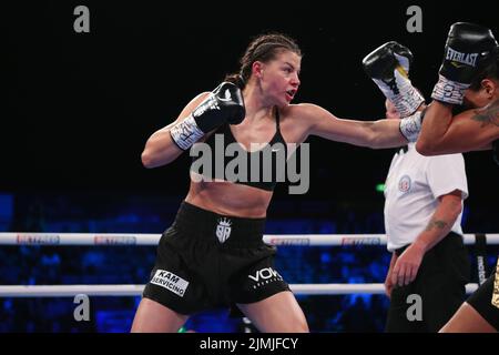 Sheffield, Großbritannien. 07. August 2022. Utilita Arena Sheffield, Sheffield, South Yorkshire, 6.. August 2022 Sandy Ryan (Schwarze Shorts) gegen Erica Farias (Gold/Schwarze Shorts) kämpft in der Matchroom NXTGEN Fight Night in der utilita Arena in Sheffield um den WBC International Female Super-Lightweight Title. Kredit: Touchlinepics/Alamy Live Nachrichten Stockfoto