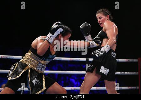 Sheffield, Großbritannien. 07. August 2022. Utilita Arena Sheffield, Sheffield, South Yorkshire, 6.. August 2022 Sandy Ryan (Schwarze Shorts) gegen Erica Farias (Gold/Schwarze Shorts) kämpft in der Matchroom NXTGEN Fight Night in der utilita Arena in Sheffield um den WBC International Female Super-Lightweight Title. Kredit: Touchlinepics/Alamy Live Nachrichten Stockfoto