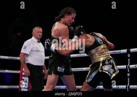 Sheffield, Großbritannien. 07. August 2022. Utilita Arena Sheffield, Sheffield, South Yorkshire, 6.. August 2022 Sandy Ryan (Schwarze Shorts) gegen Erica Farias (Gold/Schwarze Shorts) kämpft in der Matchroom NXTGEN Fight Night in der utilita Arena in Sheffield um den WBC International Female Super-Lightweight Title. Kredit: Touchlinepics/Alamy Live Nachrichten Stockfoto