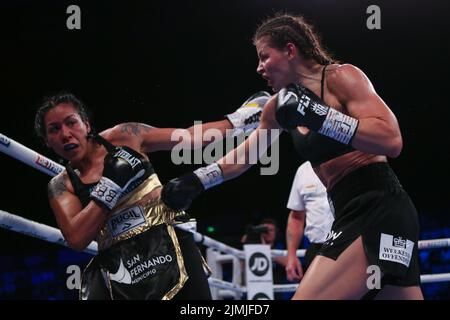 Sheffield, Großbritannien. 07. August 2022. Utilita Arena Sheffield, Sheffield, South Yorkshire, 6.. August 2022 Sandy Ryan (Schwarze Shorts) gegen Erica Farias (Gold/Schwarze Shorts) kämpft in der Matchroom NXTGEN Fight Night in der utilita Arena in Sheffield um den WBC International Female Super-Lightweight Title. Kredit: Touchlinepics/Alamy Live Nachrichten Stockfoto