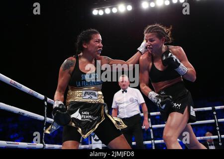 Sheffield, Großbritannien. 07. August 2022. Utilita Arena Sheffield, Sheffield, South Yorkshire, 6.. August 2022 Sandy Ryan (Schwarze Shorts) gegen Erica Farias (Gold/Schwarze Shorts) kämpft in der Matchroom NXTGEN Fight Night in der utilita Arena in Sheffield um den WBC International Female Super-Lightweight Title. Kredit: Touchlinepics/Alamy Live Nachrichten Stockfoto