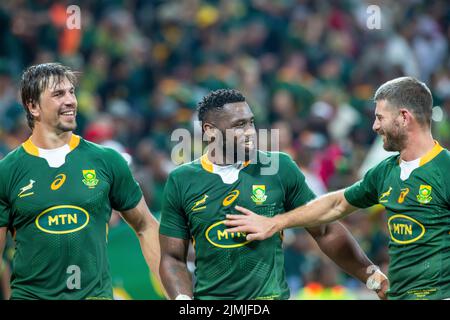 Mbombela, Nelspruit, Südafrika. 6.. August 2022. Ein lächelndes Siya Kolisi mit Eben Etzebeth und Willie le Roux nach dem Sieg über die All Blacks bei der Castle Lager Rugby Championship in Mbombela, Nelspruit Credit: AfriPics.com/Alamy Live News Stockfoto