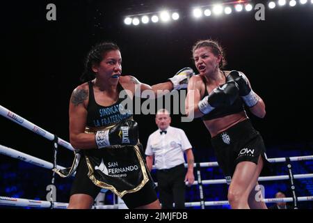 Sheffield, Großbritannien. 07. August 2022. Utilita Arena Sheffield, Sheffield, South Yorkshire, 6.. August 2022 Sandy Ryan (Schwarze Shorts) gegen Erica Farias (Gold/Schwarze Shorts) kämpft in der Matchroom NXTGEN Fight Night in der utilita Arena in Sheffield um den WBC International Female Super-Lightweight Title. Kredit: Touchlinepics/Alamy Live Nachrichten Stockfoto