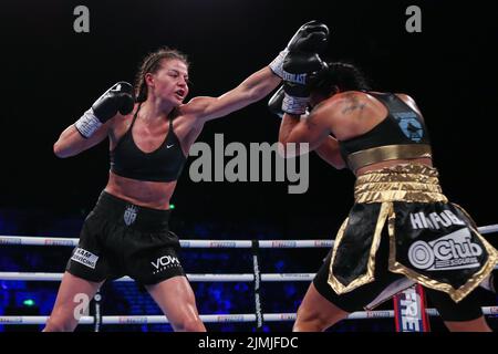 Sheffield, Großbritannien. 07. August 2022. Utilita Arena Sheffield, Sheffield, South Yorkshire, 6.. August 2022 Sandy Ryan (Schwarze Shorts) gegen Erica Farias (Gold/Schwarze Shorts) kämpft in der Matchroom NXTGEN Fight Night in der utilita Arena in Sheffield um den WBC International Female Super-Lightweight Title. Kredit: Touchlinepics/Alamy Live Nachrichten Stockfoto