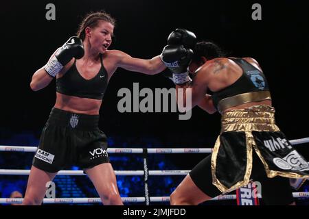 Sheffield, Großbritannien. 07. August 2022. Utilita Arena Sheffield, Sheffield, South Yorkshire, 6.. August 2022 Sandy Ryan (Schwarze Shorts) gegen Erica Farias (Gold/Schwarze Shorts) kämpft in der Matchroom NXTGEN Fight Night in der utilita Arena in Sheffield um den WBC International Female Super-Lightweight Title. Kredit: Touchlinepics/Alamy Live Nachrichten Stockfoto