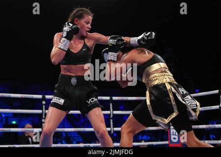 Sheffield, Großbritannien. 07. August 2022. Utilita Arena Sheffield, Sheffield, South Yorkshire, 6.. August 2022 Sandy Ryan (Schwarze Shorts) gegen Erica Farias (Gold/Schwarze Shorts) kämpft in der Matchroom NXTGEN Fight Night in der utilita Arena in Sheffield um den WBC International Female Super-Lightweight Title. Kredit: Touchlinepics/Alamy Live Nachrichten Stockfoto