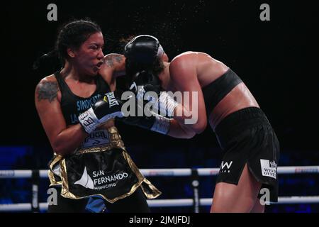 Sheffield, Großbritannien. 07. August 2022. Utilita Arena Sheffield, Sheffield, South Yorkshire, 6.. August 2022 Sandy Ryan (Schwarze Shorts) gegen Erica Farias (Gold/Schwarze Shorts) kämpft in der Matchroom NXTGEN Fight Night in der utilita Arena in Sheffield um den WBC International Female Super-Lightweight Title. Kredit: Touchlinepics/Alamy Live Nachrichten Stockfoto