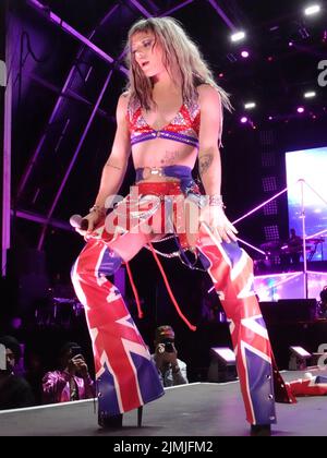 Brighton, West Sussex, Großbritannien. 6. August 2022. L Devine tritt als Gast auf Christina AguileraÕs im 'Fabuloso' im Preston Park während des Brighton Pride 2022 Events auf. Quelle: Motofoto/Alamy Live News Stockfoto