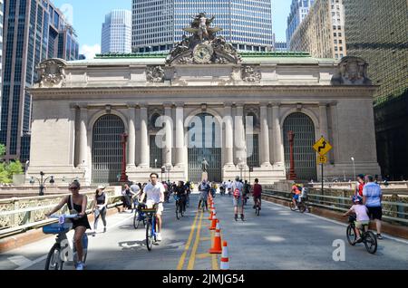 New York, NY, USA. 6. August 2022. Während der autofreien „Summer Streets“ entlang der Park Avenue in New York City werden die New Yorker beim Spazierengehen und Radfahren entlang der Park Avenue in der Nähe von Grand Central gesehen. (Bild: © Ryan Rahman/Pacific Press via ZUMA Press Wire) Stockfoto