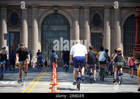 New York, NY, USA. 6. August 2022. Während der autofreien „Summer Streets“ entlang der Park Avenue in New York City werden die New Yorker beim Spazierengehen und Radfahren entlang der Park Avenue in der Nähe von Grand Central gesehen. (Bild: © Ryan Rahman/Pacific Press via ZUMA Press Wire) Stockfoto