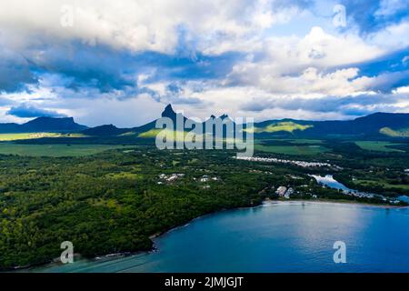 Luftaufnahme des Strandes von Flic en Flac mit Luxushotels und Palmen Stockfoto