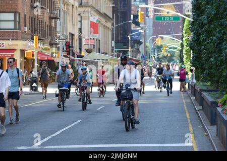 New York, NY, USA. 6. August 2022. Während der autofreien „Summer Streets“ entlang der Park Avenue in New York City werden die New Yorker auf der Park Avenue in der Nähe des Union Square beim Radfahren beobachtet. (Bild: © Ryan Rahman/Pacific Press via ZUMA Press Wire) Stockfoto