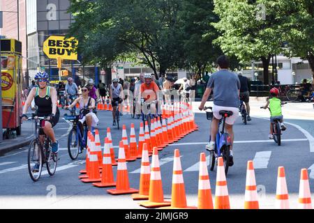 New York, NY, USA. 6. August 2022. Während der autofreien „Summer Streets“ entlang der Park Avenue in New York City werden die New Yorker auf der Park Avenue in der Nähe des Union Square beim Radfahren beobachtet. (Bild: © Ryan Rahman/Pacific Press via ZUMA Press Wire) Stockfoto