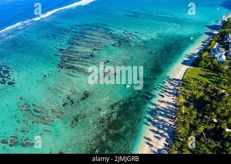 Der Strand von Flic en Flac mit Luxushotel La Pirogue Resort & Spa und Palmen, Mauritius, Afrika Stockfoto