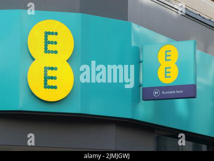 Schild und Logo über dem Eingang zu einem EE-Handy-Geschäft in briggate leeds Stockfoto