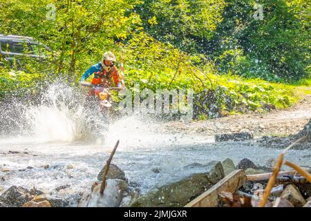 Athlet Enduro und Wasser Spray Stockfoto