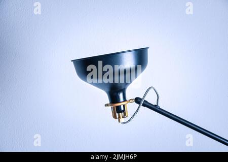 Schwarze dekorative Stehleuchte. Moderne Lampe isoliert auf weißem Hintergrund Stockfoto