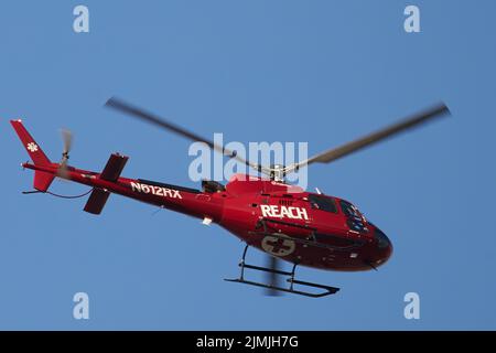 Palm Springs, Kalifornien, USA. 29.. Juli 2022. Ein MEDIZINISCHER Hubschrauber MIT REICHWEITE auf dem Weg zum Desert Regional Medical Center in Palm Springs, Kalifornien (Foto: © Ian L. SITREN/ZUMA Press Wire) Stockfoto