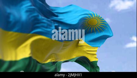 Detail der Nationalflagge Ruandas, die an einem klaren Tag im Wind winkt Stockfoto