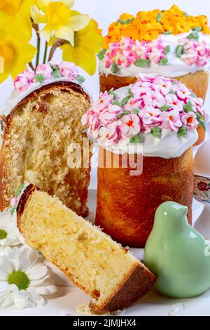 Oster-Kuchen und ein Stück Kuchen aus der Nähe. Stockfoto