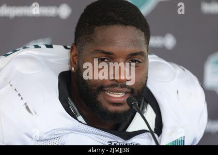 Philadelphia, PA, USA. 6. August 2022. Philadelphia Eagles Defensive Tackle JAVON HARGRAVE (97) beantworte die Frage nach den Trainingslagern am Samstag, den 06. August 2022, im NovaCare Complex in Philadelphia, PA. (Bild: © Saquan Stimpson/ZUMA Press Wire) Stockfoto