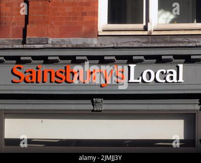 Schild über einem sainsburys-Laden im Stadtzentrum von leeds Stockfoto