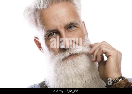 Hübscher bärtiger älterer Mann auf weißem Hintergrund Stockfoto