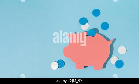 Draufsicht Sparschwein blauer Hintergrund Stockfoto