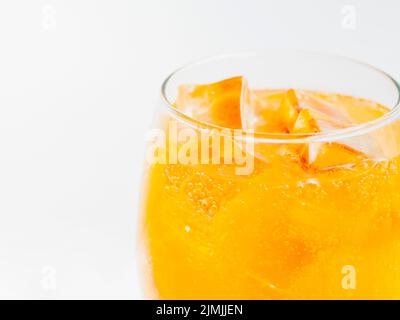 Glas Orangensoda mit Eis Stockfoto