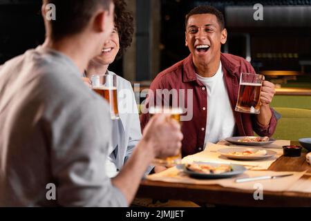 Nahaufnahme glücklicher Männer mit Bierkrügen Stockfoto