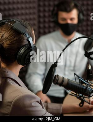 Nahaufnahme von Menschen mit Maskenradio Stockfoto