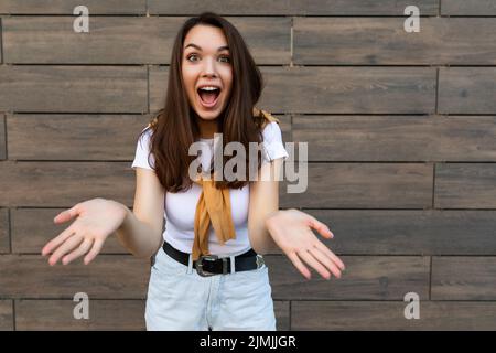 Nahaufnahme Foto von ziemlich attraktiv schön glücklich positiv charmant überrascht überrascht schockiert junge Brünette junge Frau müde Stockfoto