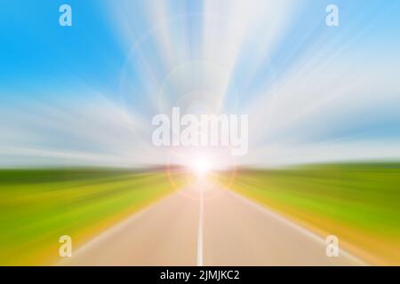 Abstrakte Weichzeichnung und Bokeh-Unschärfe-Effekt im dynamischen Hintergrund. Bild im Vintage-Stil Geschwindigkeit auf der Straße. Autospur in Bewegung. Stockfoto