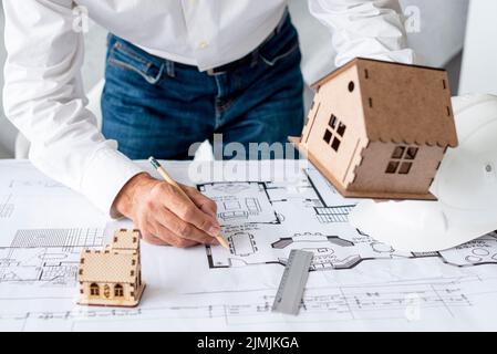Architekt zeigt Miniaturprojekte Stockfoto