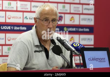 Pascal Gastien, Trainer von Clermont Foot, während der Pressekonferenz nach dem Fußballspiel der französischen Ligue 1 zwischen Clermont Foot 63 und Paris Saint-Germain (PSG) am 6. August 2022 im Stade Gabriel Montpied in Clermont-Ferrand, Frankreich - Foto: Jean Catuffe/DPPI/LiveMedia Stockfoto